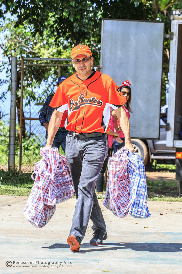 Luis Vergara llevando regalos de Navidad a una comunidad en Panamá.