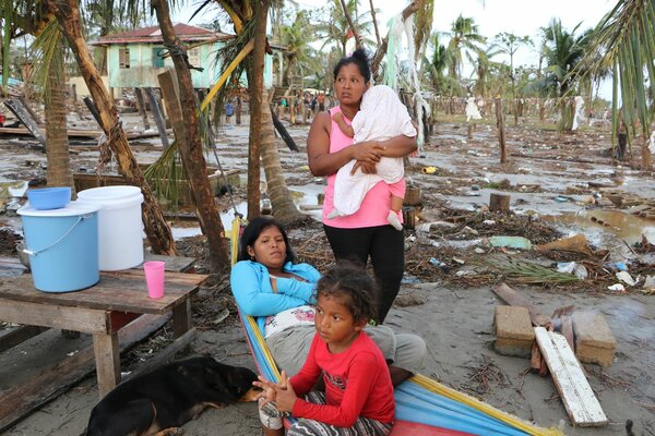 Familia desamparada tras el paso del huracán Iota en Bilwi.