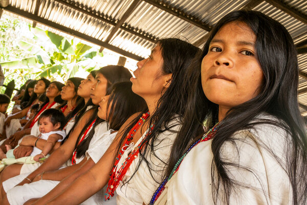Mujeres arhuacas escuchan a la funcionaria Graciela Barros. Foto: WFP/Rein Skullerud