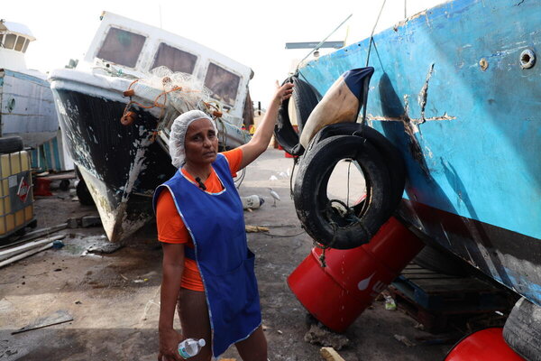 La pescadora Rohanie Skeete muestra los daños en el caso de su barco de pesca.