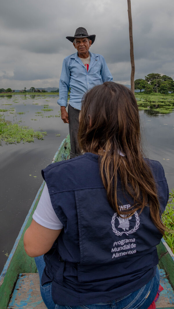 Enrique con staff de WFP