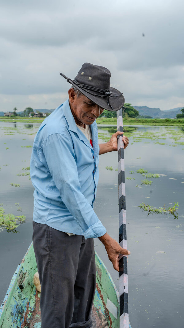 Enrique con su instrumento de medición del nivel del mar