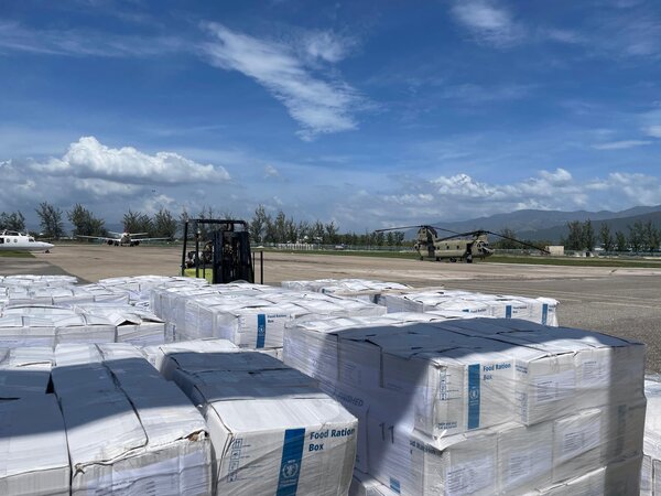 Transporte aéreo de kits de alimentos de emergencia a Darliston tras el huracán Melissa
