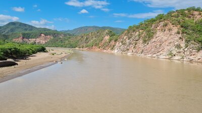 Toma desde un puente del río Pilcomayo. Su caudal es color chocolate producto de la sedimentación. De allí los guaraníes y otros pueblos indígenas pescan el sábalo. 