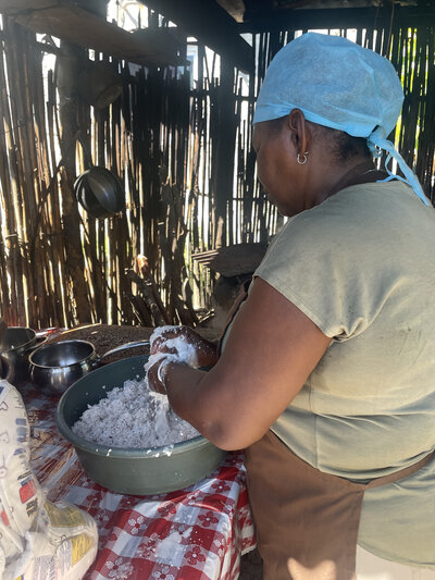 Una mujer extrae la leche de la ralladura de coco