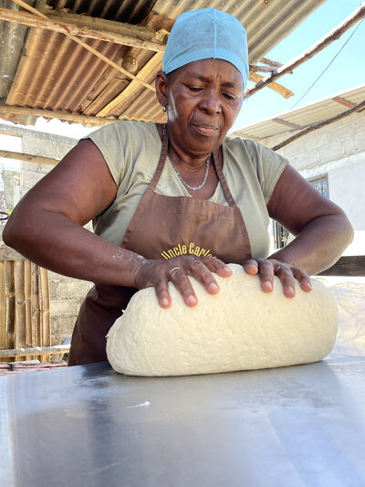 Yolanda Martínez amasa el pan de coco.