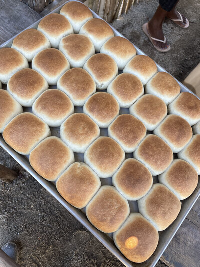 Pan de coco sale en una bandeja del horno.