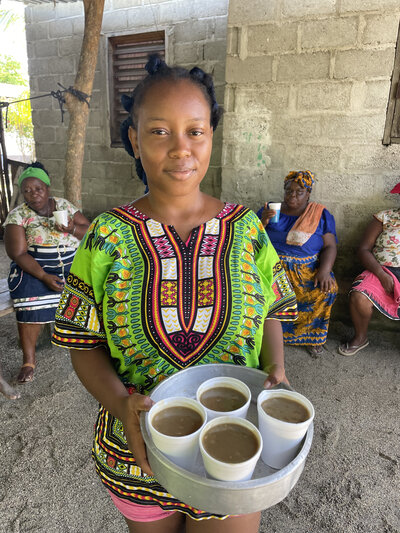 Una mujer garífuna muestra la bebida kan-labu