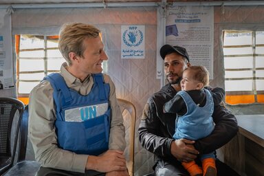 El director ejecutivo interino, Carl Skau, visita el centro de nutrición del campo de Falastin. Foto: WFP/Maxime Le Lijour