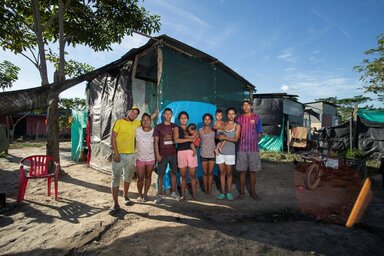 Johana (segunda de izquierda a derecha) migró de Venezuela a Colombia junto a su familia. 