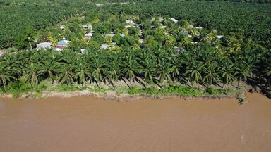 Vista aérea de la comunidad de Villa Hermosa a orillas del río Aguán en Honduras.