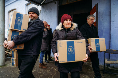 ersonas recogen cajas de alimentos de WFP durante una distribución en la región de Jersón. Estos suministros son un salvavidas vital para las familias que luchan por sobrevivir tras cuatro años de conflicto.