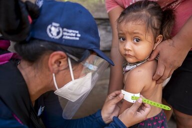 Brigadistas assess the nutritional status of Lidia Villanueva, who is accompanied by her mother Dorcas Martin.  