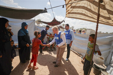 La Directora Ejecutiva de WFP, Cindy McCain, visita a una familia en su carpa improvisada en Deir al-Balah, Gaza, durante una visita a Palestina en agosto de 2025. WFP/Ali Jadallah