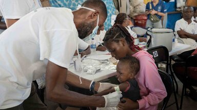 En la escuela Jean Marie Cesar, cada mes se instala una unidad móvil de salud gestionada por Médicos del Mundo Argentina para examinar a los niños y detectar casos de desnutrición. Foto: WFP / Maria Gallar