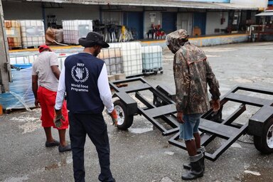 Personal de WFP apoyando los esfuerzos logísticos para la respuesta de emergencia en Jamaica. Foto: WFP/Bryanna Hadaway