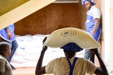 Personal de la bodega de WFP y suministros. Foto: WFP / Luc Segur
