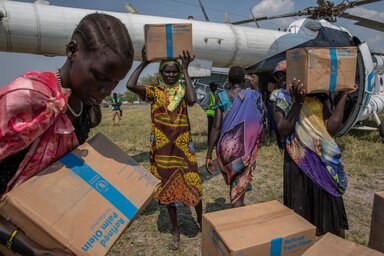 Transporte aéreo de aceite vegetal antes de una distribución de alimentos de WFP en Jonglei.