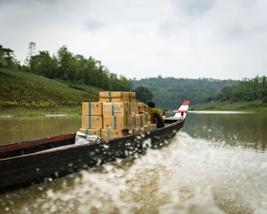 WFP transporta en barco cajas de galletas fortificadas