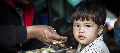 Niño comiendo