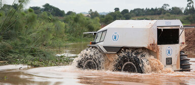 WFP vehículo todoterreno entregando alimentos