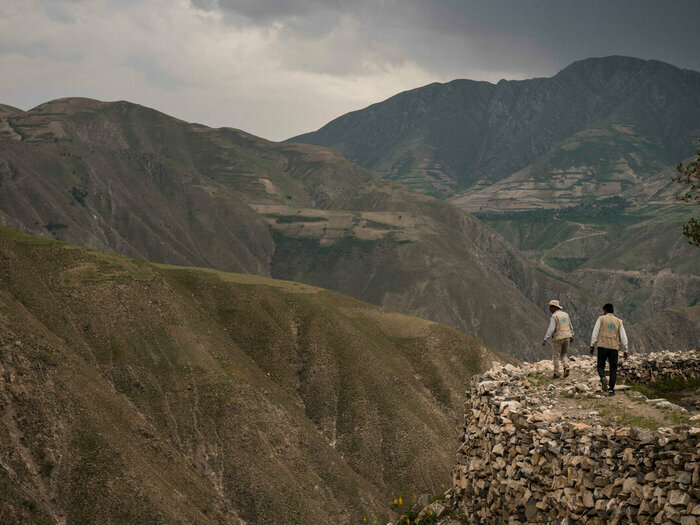 Dos miembros del personal del WFP en las cimas de las montañas en Afganistán