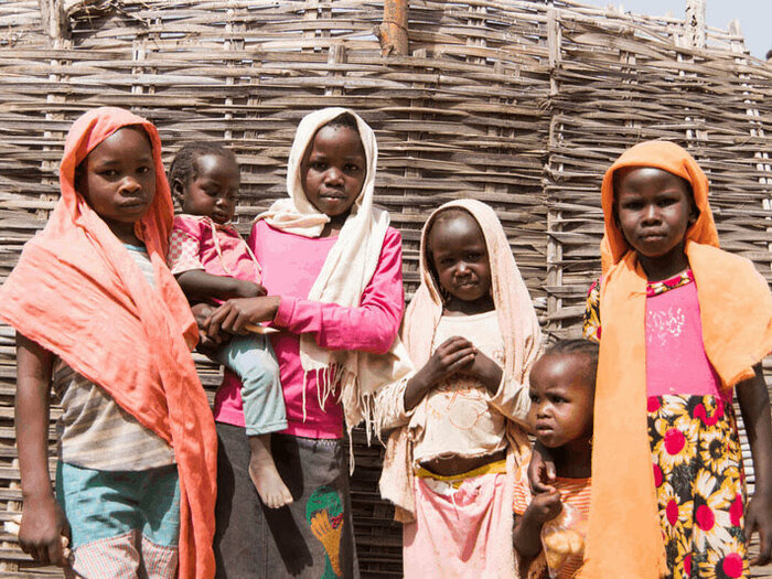Un grupo de niños afectados por el hambre en Sudán