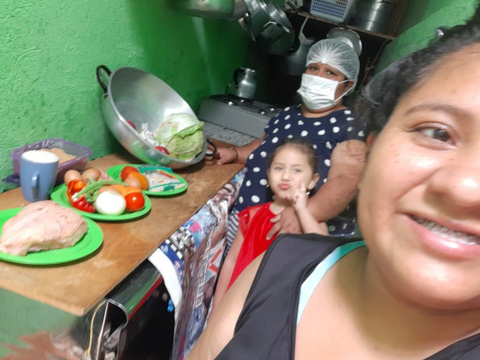 Familias migrantes en Ecuador le hacen frente a la COVID-19 con platos nutritivos