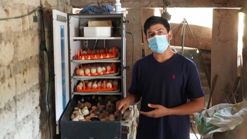 Joven salvadoreño inicia emprendimiento avícola que beneficia a su comunidad en el Corredor Seco