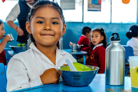 Llega a las zonas rurales de Ecuador el programa de comidas escolares que vincula a los agricultores locales como proveedores de productos