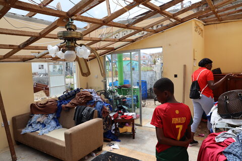 Un demoledor huracán Beryl deja una estela de destrucción a su paso por el Caribe oriental