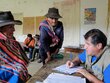 Escuchar las necesidades de las personas es una tarea cotidiana en la vida de un humanitario. En la foto Gonzalo, oriundo de Bolivia, conversa con una mujer en Chuquisaca. Foto: Archivo/WFP Bolivia