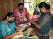 Mujeres del grupo de ahorro y crédito cuentan el dinero generado con su desgranadora y otros activos en el caserío Corazón de Maíz. Foto: WFP/Alejandra Samayoa