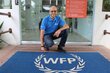 Luis Vergara en la entrada de la oficina regional del WFP en Panamá.