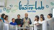 Riaz Lodhi con un grupo de participantes de Gastro-Lab en Sruf City.