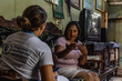 Teresa Condoy, una mujer de la comunidad de Piñas, provincia de El Oro. Junto a un miembro de la oficina de WFP en Ecuador, relata su historia de inundaciones en la comunidad. Foto: WFP/Gonzalo Ruiz