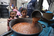 WFP/Ali Jadallah. Palestine, WFP y sus socios unen esfuerzos para brindar sustento mediante un comedor social en Mawasi, donde las familias desplazadas luchan por mantenerse ante el empeoramiento de las condiciones. Khan Younis, Franja de Gaza, domingo 13 de abril de 2025.