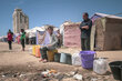 Foto WFP. Palestinos desplazados hacen fila y esperan llenar sus contenedores con agua en la ciudad de Gaza.