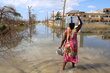 Foto: WFP/Alexis Masciarelli, una mujer regresa a su casa con una caja de alimentos de emergencia del Programa Mundial de Alimentos en la cabeza, tras una distribución en apoyo de la respuesta de emergencia del gobierno de Jamaica en la zona de Arlington, parroquia de St Elizabeth, una de las más dañadas por el huracán Melissa.