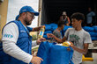 Foto: WFP/Gustavo Vera. Freddy Parada, de WFP, entrega cestas de alimentos en Maiquetía, Venezuela.