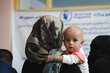 Foto: WFP/Mohammad Hasib Hazinyar. Una madre con su hija llega a la clínica de Bagrami, que cuenta con el apoyo de WFP en actividades contra la desnutrición. Ha traído a su hija desnutrida para recibir el apoyo de WFP y suplementos nutricionales. Kabul, Afganistán.