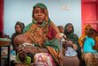 Foto: WFP/Abubakar Garelnabei, Una niña duerme en las manos de su madre mientras espera su turno para tomar las medidas en el centro de salud apoyado por WFP en Port Sudan.