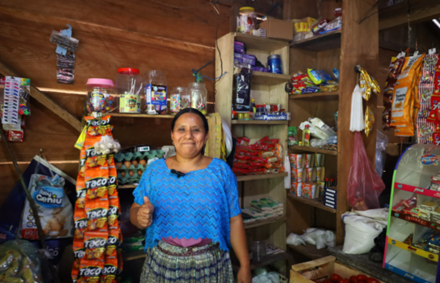 Matilde muestra su tienda, un negocio familiar que contribuye al sustento de su hogar. © WFP Guatemala / Claudia Lorente