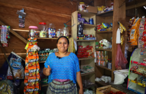 Matilde muestra su tienda, un negocio familiar que contribuye al sustento de su hogar. © WFP Guatemala / Claudia Lorente