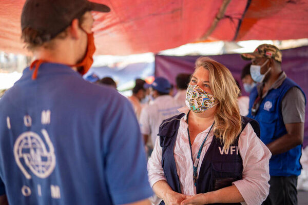 Sheila Grudem, Coordinadora de Emergencias de WFP, conversa con un funcionario de IOM en un campamento para refugiados en Cox Bazar. Foto: WFP/Sayed Asif Mahmud