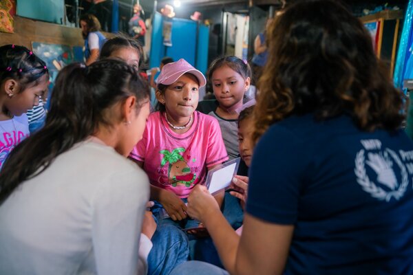 Personal de WFP enseñan a niños y niñas la importancia del consumo de alimentos nutricionales