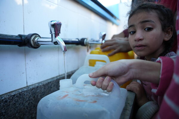 Una niña hace fila para recibir alimentos en una escuela en Gaza. Foto: WFP/Arete Abood Al Sayd