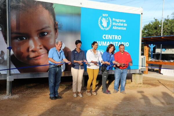 Funcionarias del Programa Mundial de Alimentos y del gobierno de Nicaragua cortan la cinta inaugural del Centro Humanitario de la ONU en Bilwi, Nicaragua.