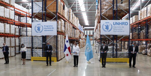 El Presidente de Panamá, Laurentino Cortizo Cohen (centro) y el Director Ejecutivo del WFP, David Beasley, (a su der.) realizan el corte de cinta inaugural. Lo acompañan el Vice-Presidente, Gabriel Carrizo; el Canciller Alejandro Ferrer; la Ministra de Gobierno, Janaina Tewaney Mencomo, y el Director Regional del WFP, Miguel Barreto. Foto: WFP/Elio Rujano