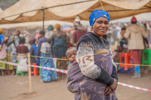 Foto: WFP/Benjamin Anguandia. Asistencia alimentaria mediante vales en el este de la República Democrática del Congo 